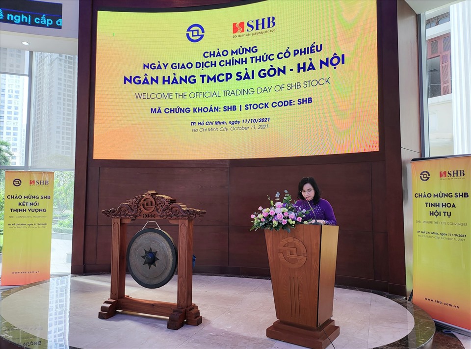 Bà Ngô Thu Hà, Phó Tổng Giám đốc SHB phát biểu tại sự kiện SHB chính thức chuyển giao dịch cổ phiếu trên HOSE. Ảnh: SHB