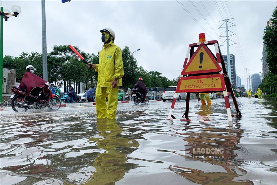 Nhân viên công ty thoát nước phân luồng giao thông