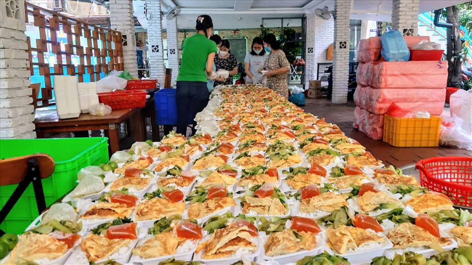 Bếp 0 đồng của các nhà giáo chuẩn bị bữa ăn cho những người cách ly tại Ninh Thuận. Ảnh: Thanh Sơn.