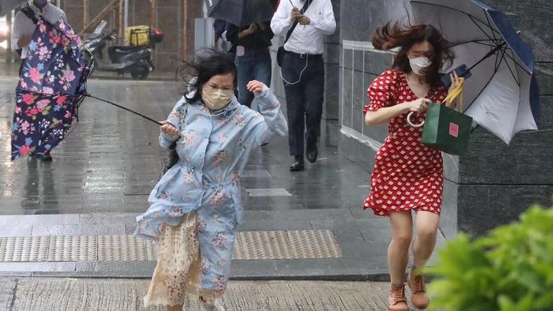 Bão Lionrock gây mưa lớn ở Hong Kong. Ảnh: China Daily Hong Kong