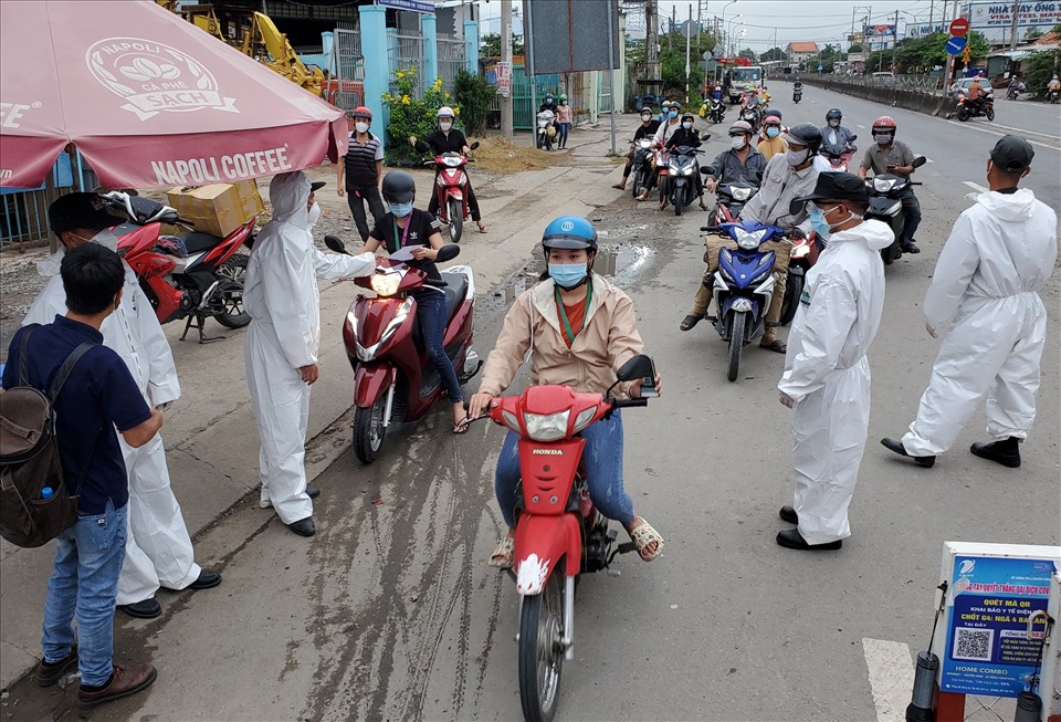 Theo lực lượng chức năng tại chốt kiểm soát, dự kiến những ngày sắp tới lượng người đổ về TPHCM sẽ đông hơn nên cán bộ phòng chống dịch sẽ tăng cường công tác kiểm tra, đảm bảo sàng lọc được người dân có triệu chứng COVID-19 khi thành phố mở cửa các hoạt động kinh tế.