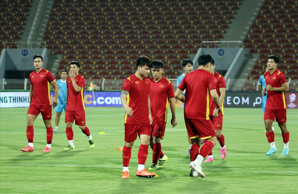 Mục tiêu của tuyển Việt Nam là có được kết quả thuận lợi trước Oman, do đó tất cả đều nỗ lực hết sức để hoàn thiện kỹ thuật và lối chơi trong buổi tập này. Ảnh: VFF