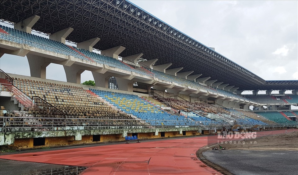 Sân vận động Ninh Bình có sức chứa 22.000 chỗ ngồi từng là sân nhà của đội bóng Xi măng The Vissai Ninh Bình giờ đây trở nên hoang tàn. Ảnh: NT