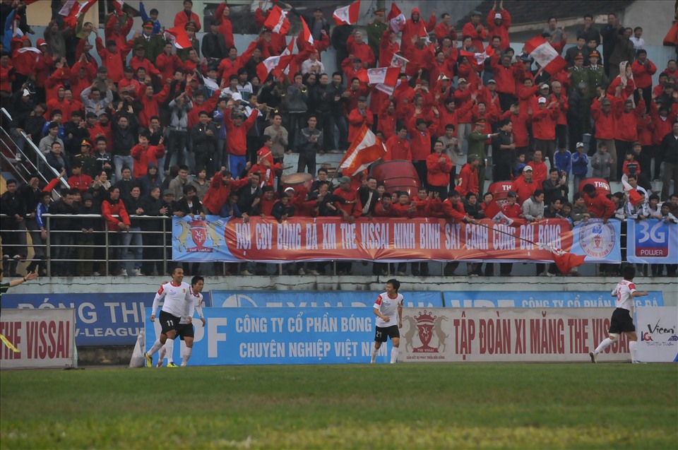 Sân vận động Ninh Bình luôn chật cứng chỗ ngồi mỗi khi đội nhà thi đấu. Ảnh: NT