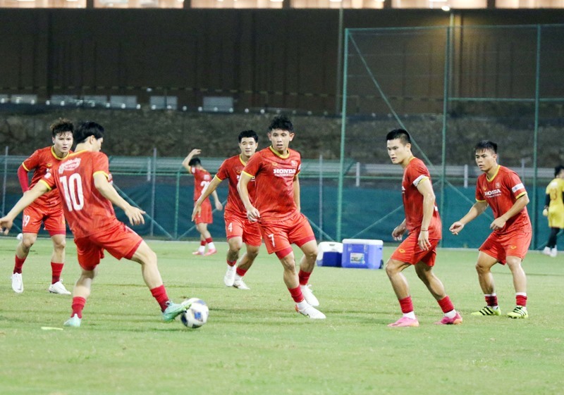 Tuyển Việt Nam gặp nhiều áp lực trước trận đấu với tuyển Oman. Ảnh: VFF