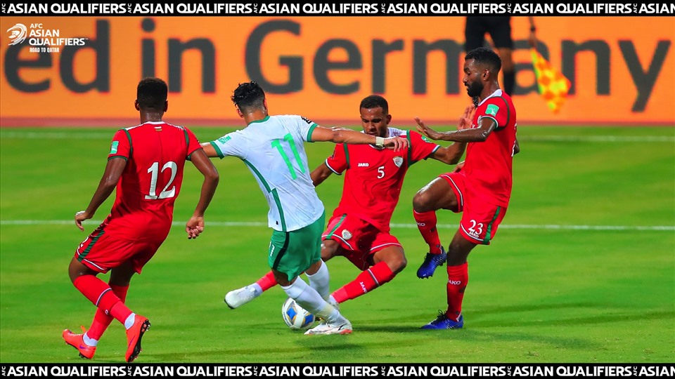 Tuyển Oman (áo đỏ) có trong tay mọi lợi thế để giành chiến thắng trước tuyển Việt Nam. Ảnh: AFC.