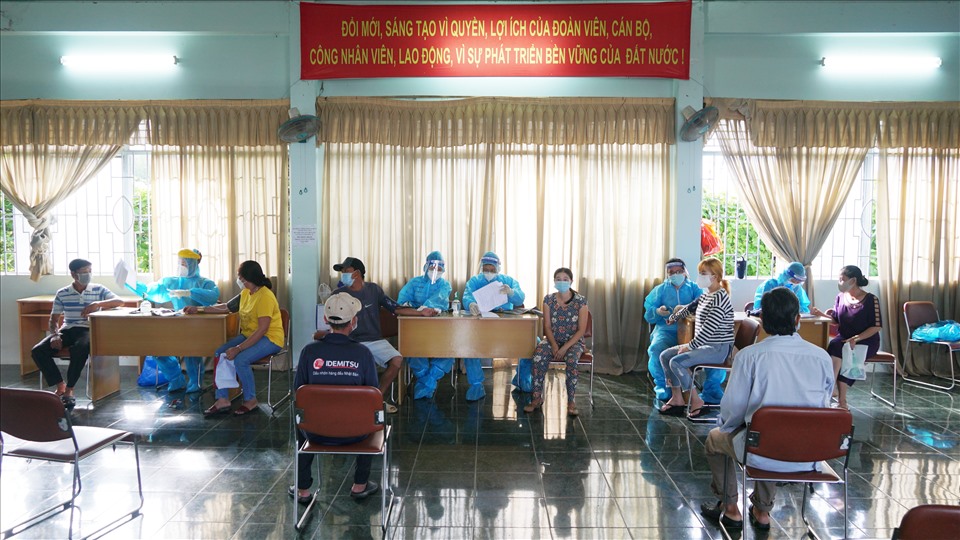 Ghi nhận phóng viên Lao Động tại điểm tiêm phường Trà Nóc (quận Bình Thủy). Người dân được hướng dẫn ngồi đúng vị trí và giữ khoảng cách.