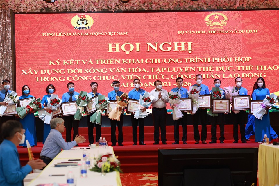Các lãnh đạo, cán bộ Tổng Liên đoàn Lao động Việt Nam nhận Kỷ niệm chương