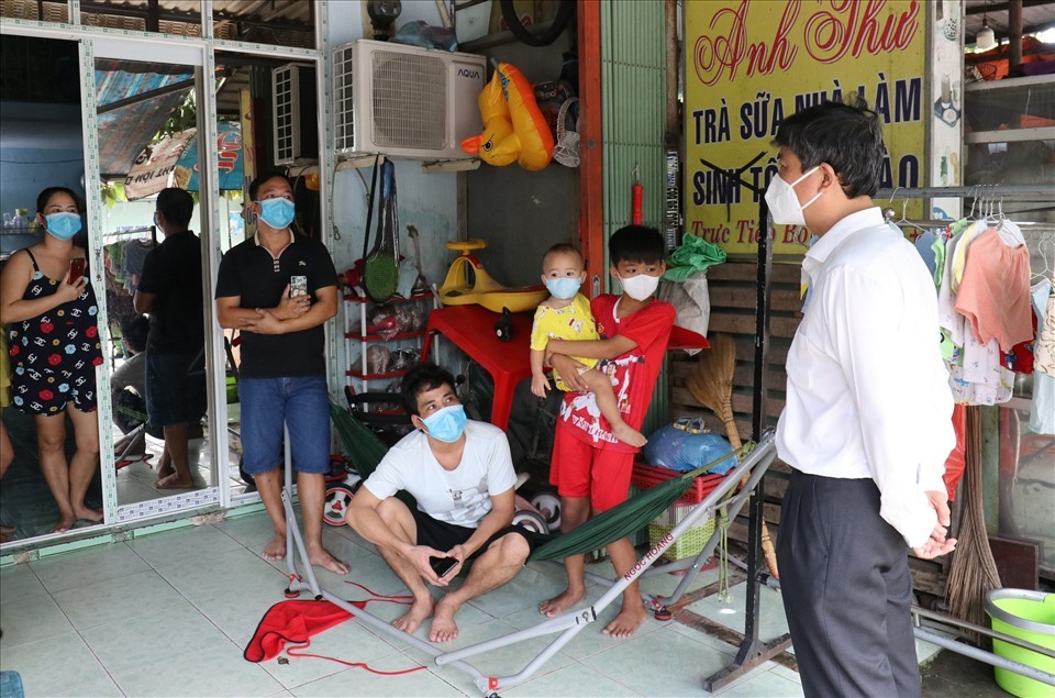 Ông Võ Văn Minh - Chủ tịch UBND tỉnh Bình Dương - trao đổi thêm để nắm tình hình đời sống người dân.