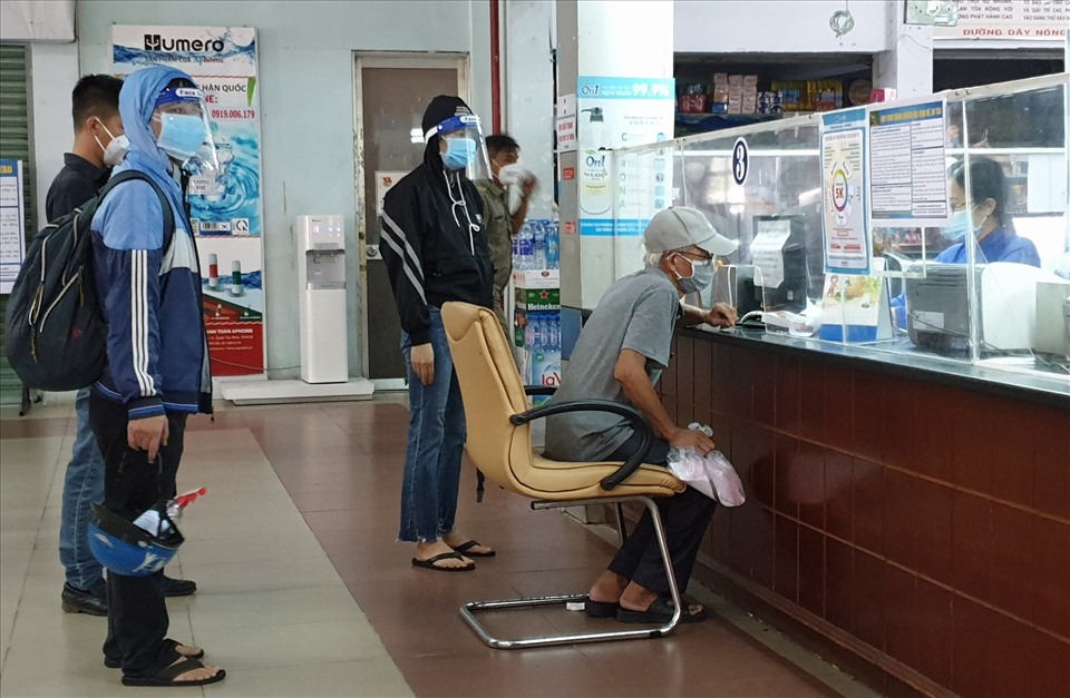 Người dân xếp hàng mua vé tàu khách Bắc - Nam tại ga Sài Gòn sáng 12/10.