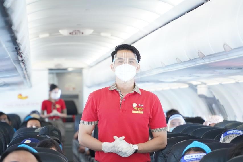 Tiếp viên Vietjet hướng dẫn cho hành khách các quy định an toàn khi bay
