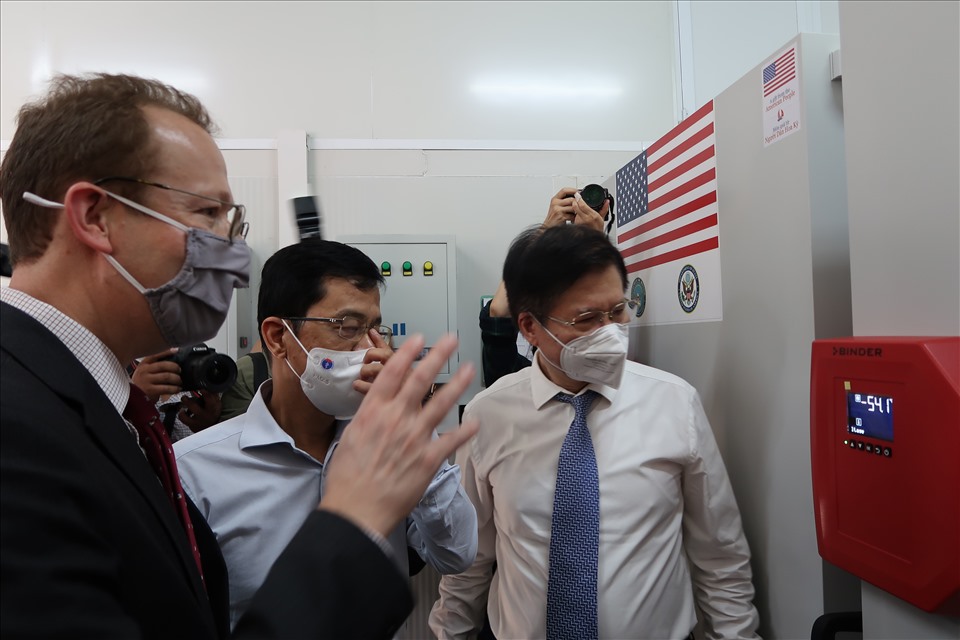 Đại biện Đại sứ quán Mỹ Christopher Klein trao tượng trưng tủ lạnh âm sâu cho Thứ trưởng Bộ Y tế Trương Quốc Cường. Ảnh: Vân Anh