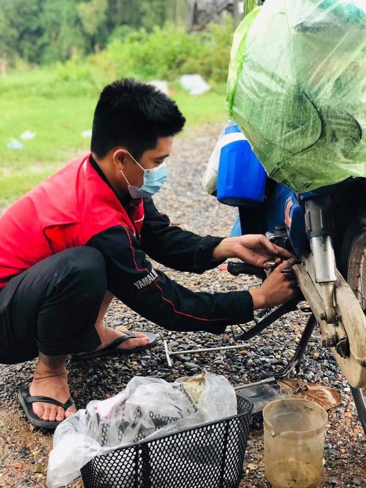Ngoài hỗ trợ chỗ nghỉ, suất ăn, tiền mặt. Tại Quảng Trị cũng có các đội lưu động sửa xe miễn phí cho những trường hợp đi về quê bị hỏng xe.