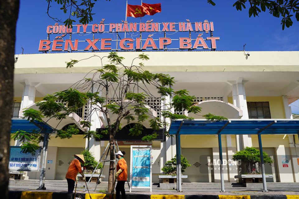 Ông Nguyễn Ngọc Tùng, Phó Giám đốc bến xe Giáp Bát (Hà Nội) cho biết, thực hiện hướng dẫn thí điểm vận tải hành khách liên tỉnh từ ngày 13.10 của Bộ GTVT, từ hôm nay (12.10) đơn vị đã triển khai các biện pháp để đón xe và hành khách trở lại bến.