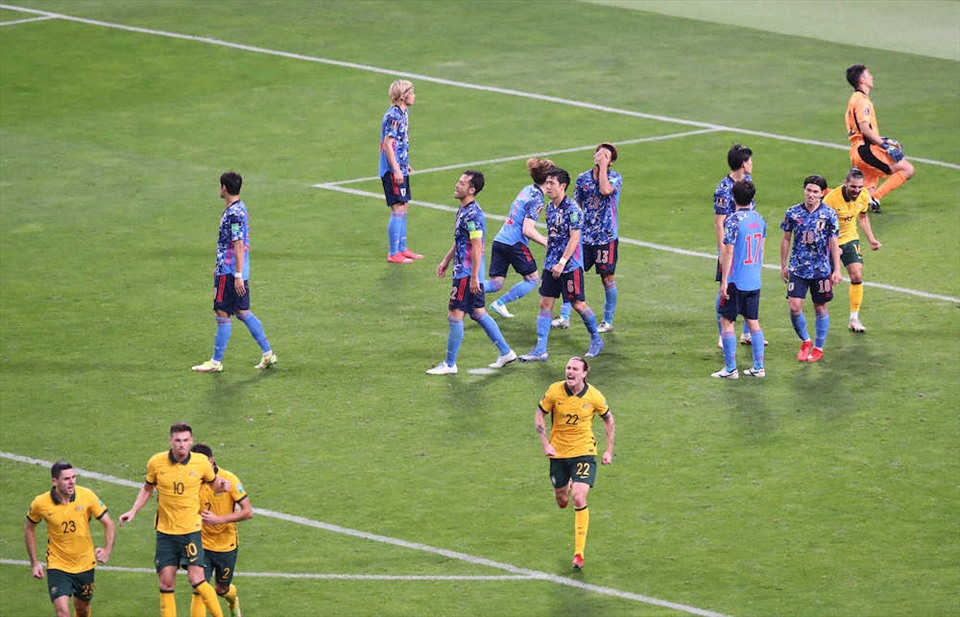 Tuyển Australia có bàn gỡ 1-1 trước Nhật Bản sau quyết định gây tranh cãi nhất trận đấu. Ảnh: Nikkan Sports.