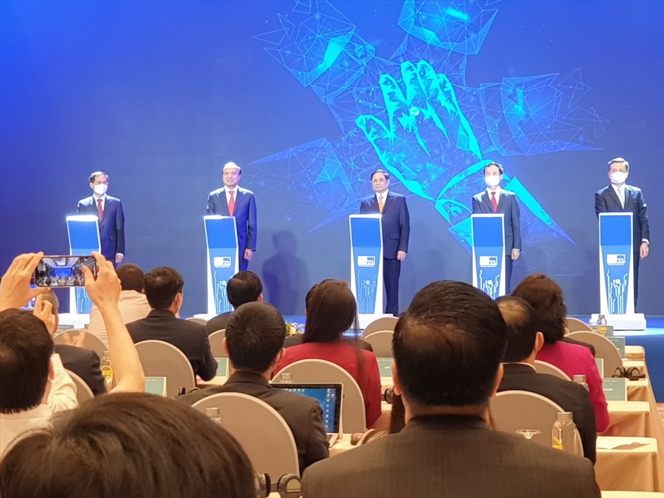 Thủ tướng Phạm Minh Chính và các đại biểu bấm nút khai mạc ITU 2021 Việt Nam. Ảnh: Trần Tuấn.