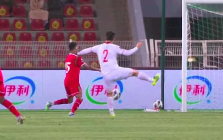 Tình huống Duy Mạnh vung tay trúng mặt một cầu thủ của tuyển Oman. Ảnh: Chụp màn hình.