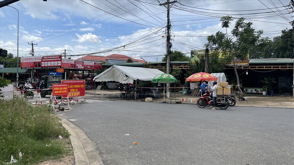 Chốt kiểm soát dịch trên đường Đặng Văn Lãnh, TP.Phan Thiết nơi đối tượng thông chốt. Ảnh: Phạm Duy