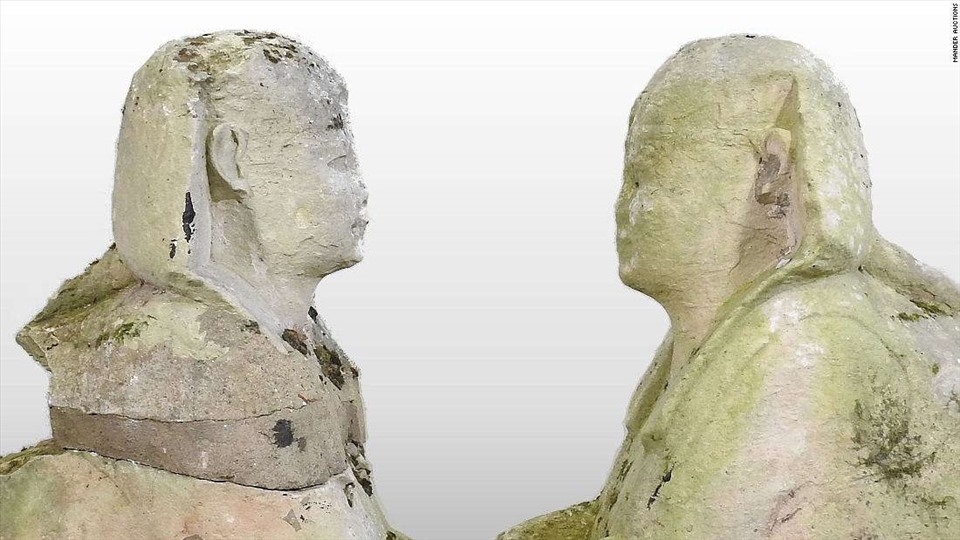 Cận cảnh cặp tượng nhân sư Ai Cập hàng nghìn năm tuổi. Ảnh: Mander Auctioneers
