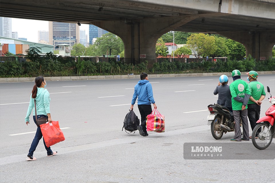 Một số hành khách mang theo hành lý tới trước cửa bến xe nhưng chưa thấy hoạt động nên đành quay về.