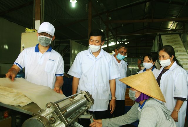 Chủ tịch UBND tỉnh Đồng Tháp Phạm Thiện Nghĩa (thứ 2 trái sang) thăm doanh nghiệp sản xuất theo phương thức “4 tại chỗ“. Ảnh: Văn Khương