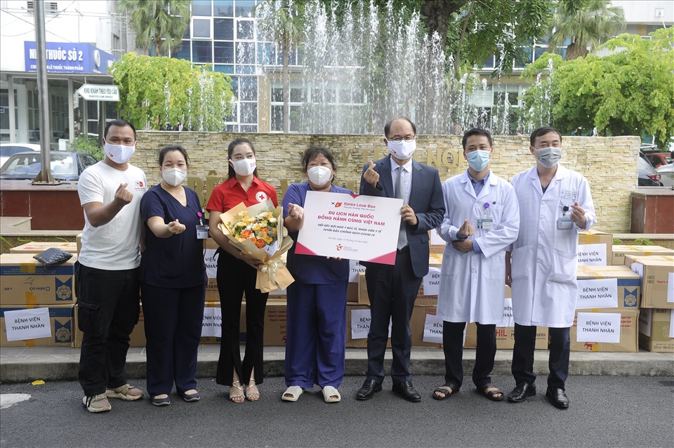 ông Park Jong Sun - Trưởng đại diện Tổng cục Du lịch Hàn Quốc tại Việt Nam trao quà tặng tiếp sức cho đội ngũ y, bác sĩ tại bệnh viện Thanh Nhàn (Hà Nội). Ảnh: KTO