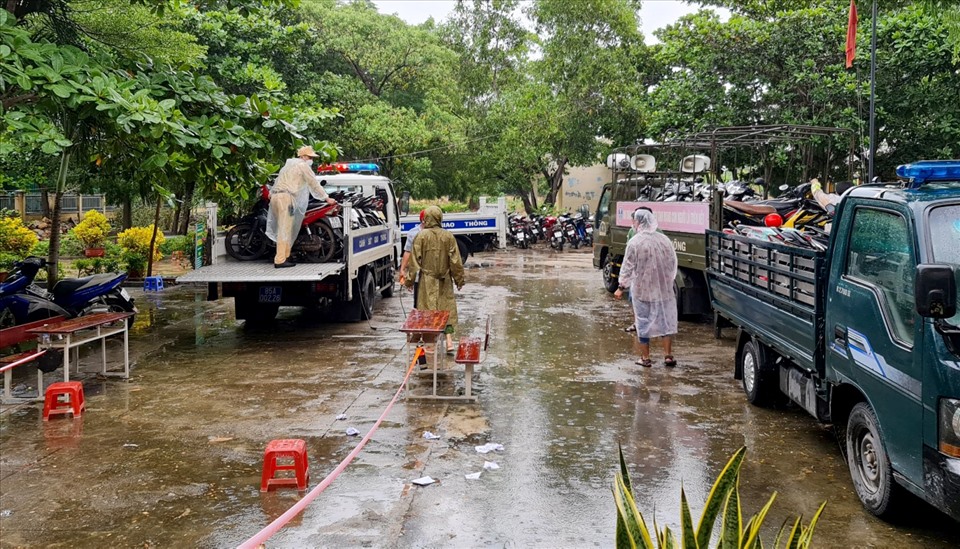 Công an Ninh Phước vận chuyển xe từ bãi giữ về địa phương trao trả cho người dân. Ảnh: Công an Ninh Phước.