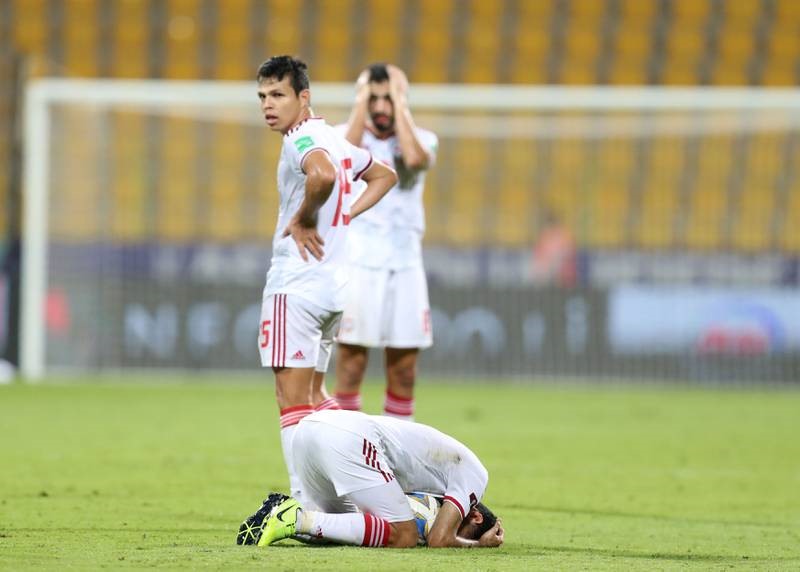 Tuyển UAE suy sụp khi trọng tài không công nhận bàn thắng vào phút 90+5. Ảnh: LĐBĐ UAE.