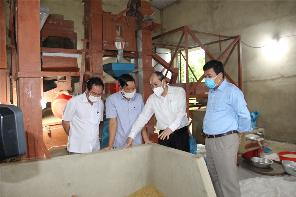 Ông Phạm Ngọc Nghị - Chủ tịch UBND tỉnh Đắk Lắk (thứ 3 từ trái sang) đến thăm, làm việc tại một xưởng chế biến cà phê ở địa phương. Ảnh: B.T