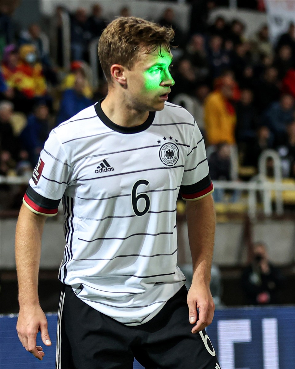 Joshua Kimmich bị chiếu laser vào mặt trong trận tuyển Đức gặp tuyển Macedonia. Ảnh: B/R Football