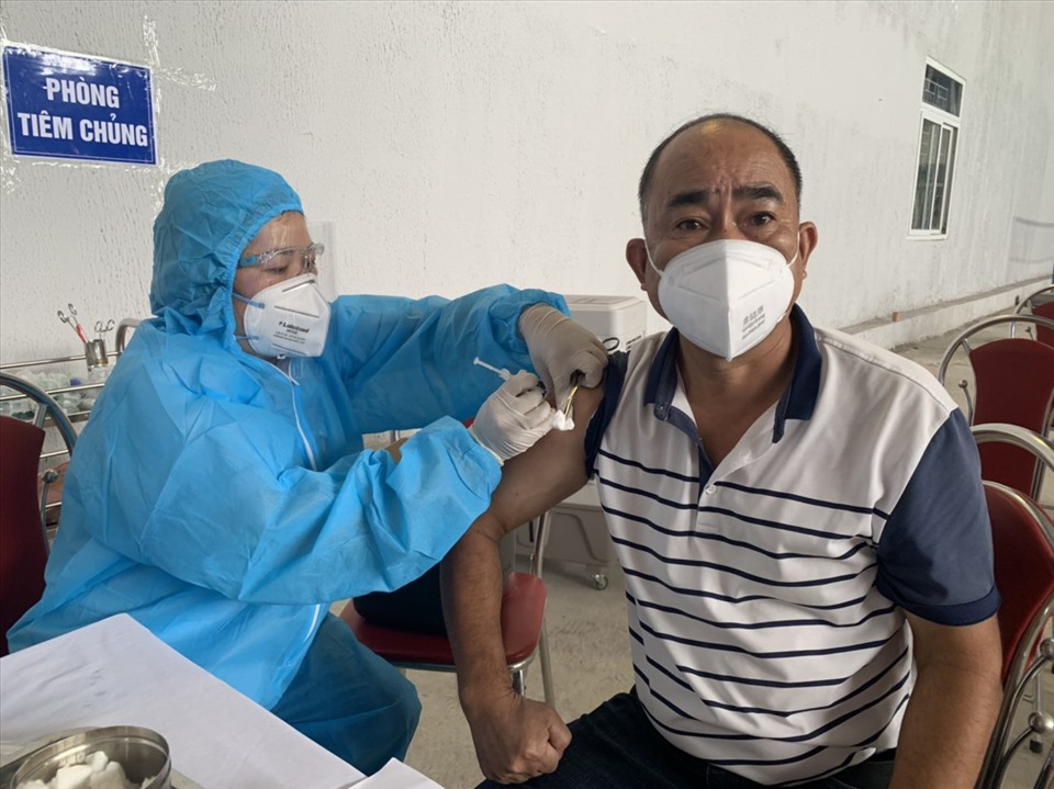 Ban quản lý các KCN tỉnh Ninh Bình rà soát lập danh sách đề nghị Sở Y tế tỉnh tiêm vaccine phòng COVID-19 cho các chuyên gia nước ngoài đang làm việc tại các KCN. Ảnh: NT