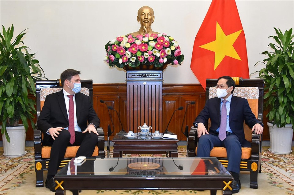 Bộ trưởng Bùi Thanh Sơn tiếp Đại sứ Ba Lan tại Việt Nam Wojciech Gerwel. Ảnh: BNG