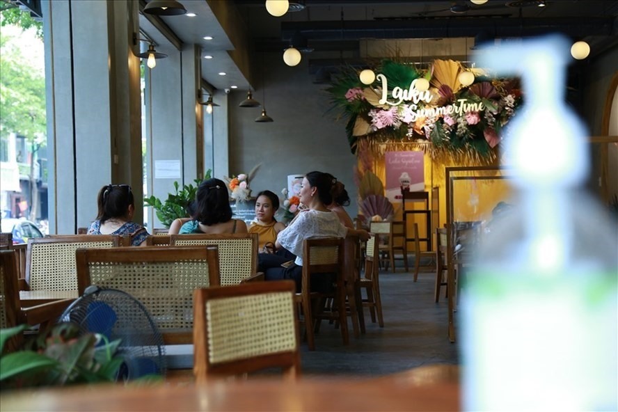 Từ mai Hà Nội cho phép nhà hàng ăn uống tại chỗ. Ảnh minh hoạ: Hà Phương