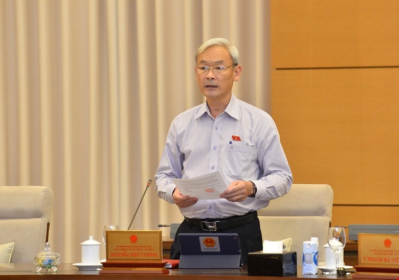 Chủ nhiệm Ủy ban Tài chính - Ngân sách của Quốc hội Nguyễn Phú Cường trình bày báo cáo thẩm tra.