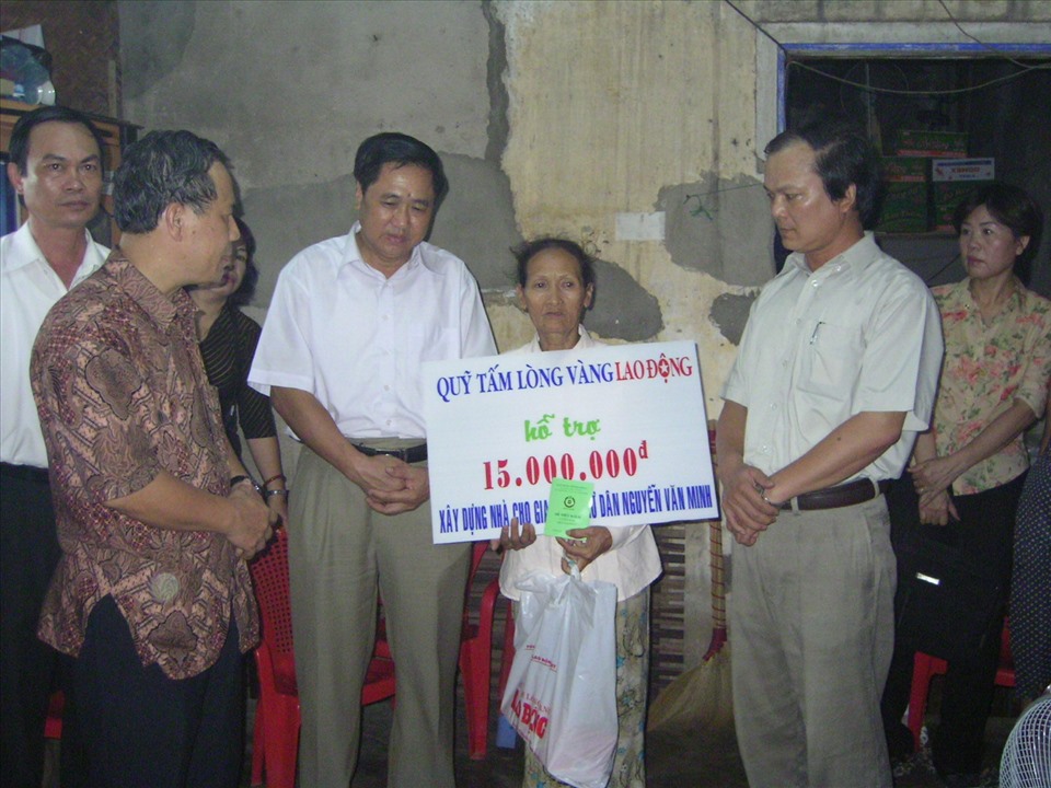 Lãnh đạo Tổng LĐLĐ VN, Quỹ Tấm lòng vàng Lao Động hỗ trợ gia đình ngư dân Đà Nẵng - nạn nhân bão Chan Chu 2006. Ảnh: Thanh Hải