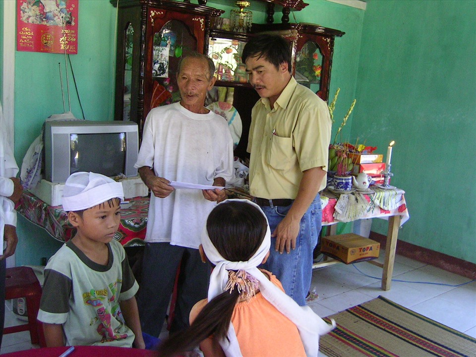 Đại diện báo Lao Động tặng sổ tiết kiệm cho những đứa trẻ mồ côi sau bão Chan Chu tại Đà Nẵng: Ảnh Thanh Hải