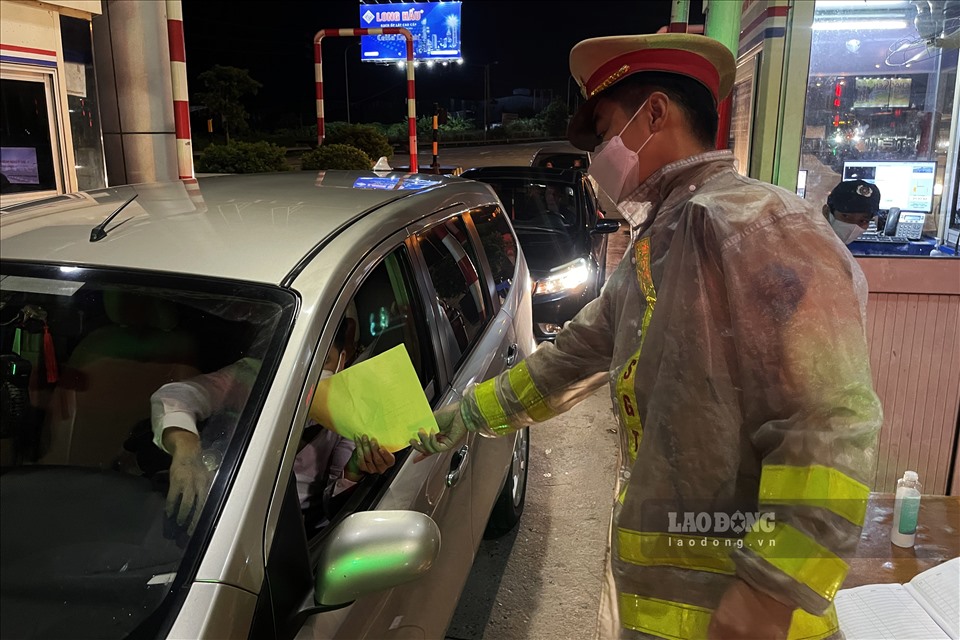 Lực lượng công an kiểm soát ngay từ đầu vào trạm thu phí.