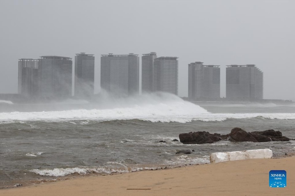 Những con sóng khổng lồ ập vào bờ biển ở thành phố Vạn Ninh, tỉnh Hải Nam, miền Nam Trung Quốc, ngà 13.10. Ảnh: Xinhua