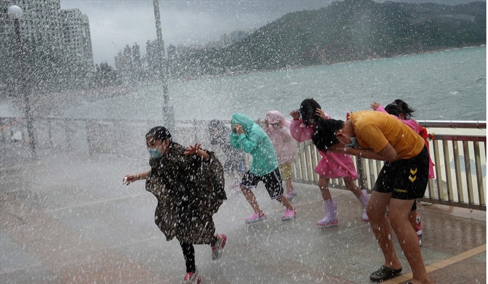 Bão Kompasu đổ bộ Hong Kong gây mưa lớn. Ảnh: SCMP