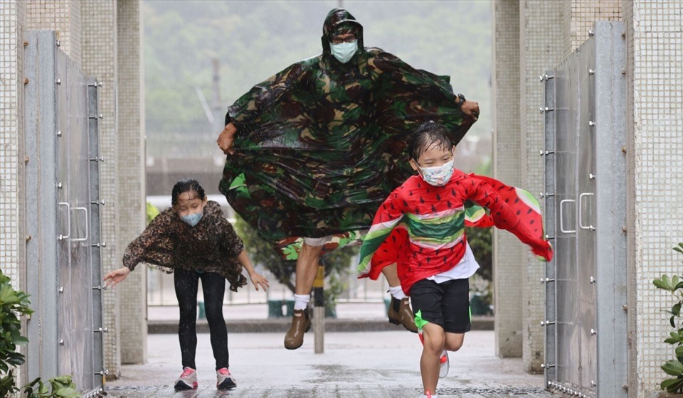 Bão Kompasu đổ bộ Hong Kong gây mưa lớn. Ảnh: SCMP