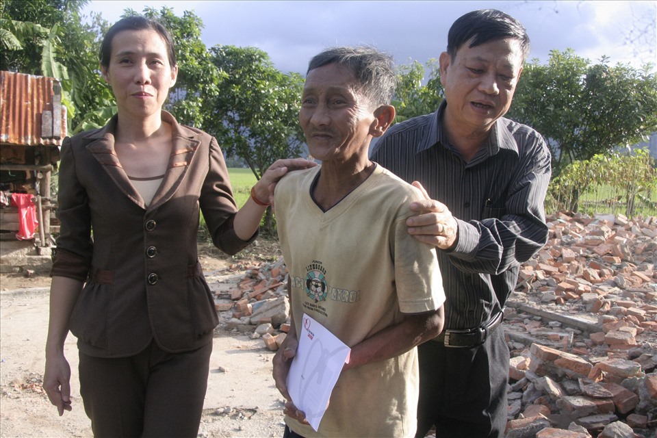 Đại diện LĐLĐ tỉnh Phú Yên trao hỗ trợ cho người dân huyện Tây Hoà bị sập nhà trong trận lũ năm 2016. Ảnh: Phương Linh
