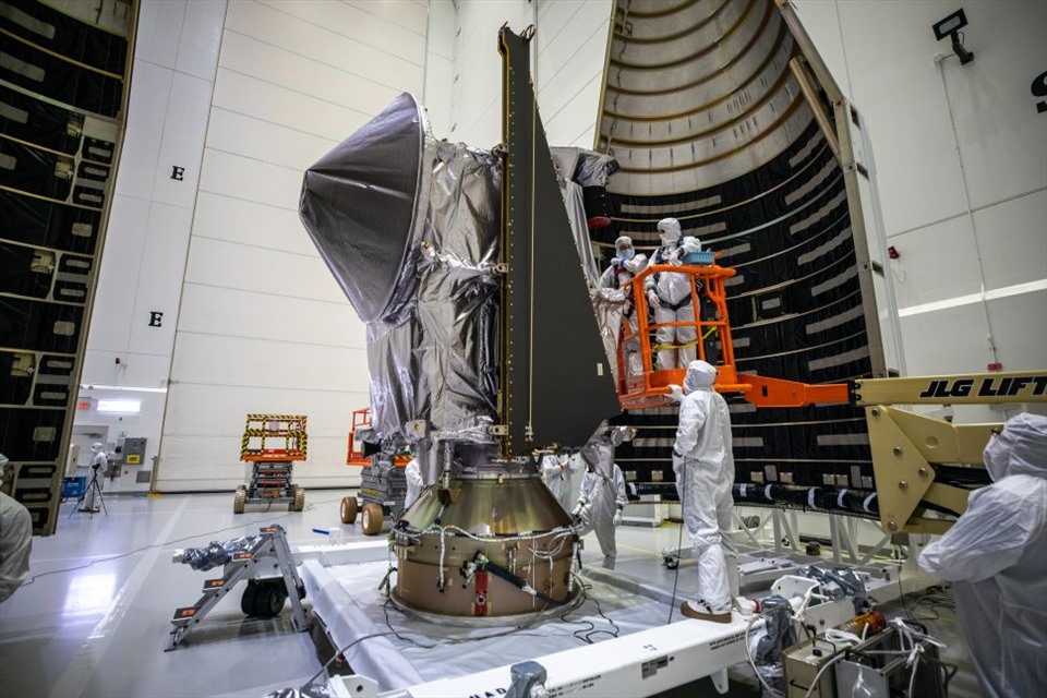Tàu vũ trụ Lucy được đặt lên tên lửa đẩy để chuẩn bị phóng. Ảnh: NASA/Ben Smegelsky