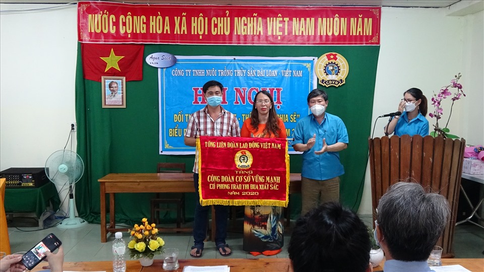 Với nhiều hoạt động thiết thực, mang lại lợi ích cho đoàn viên CĐCS Công ty TNHH nuôi trồng Thủy sản Đài Loan – Việt Nam được nhận cờ thi đua của Tổng Liên đoàn. Ảnh: Đỗ Tuấn