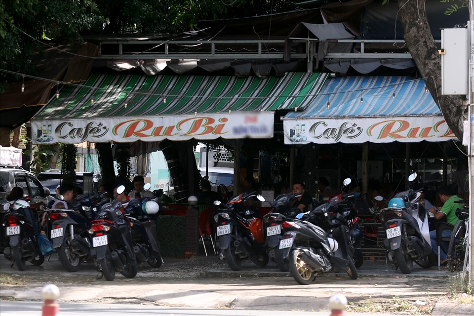 Một quán cà phê trên đường Tên Lửa (quận Bình Tân) có lượng người tập trung khác đông.