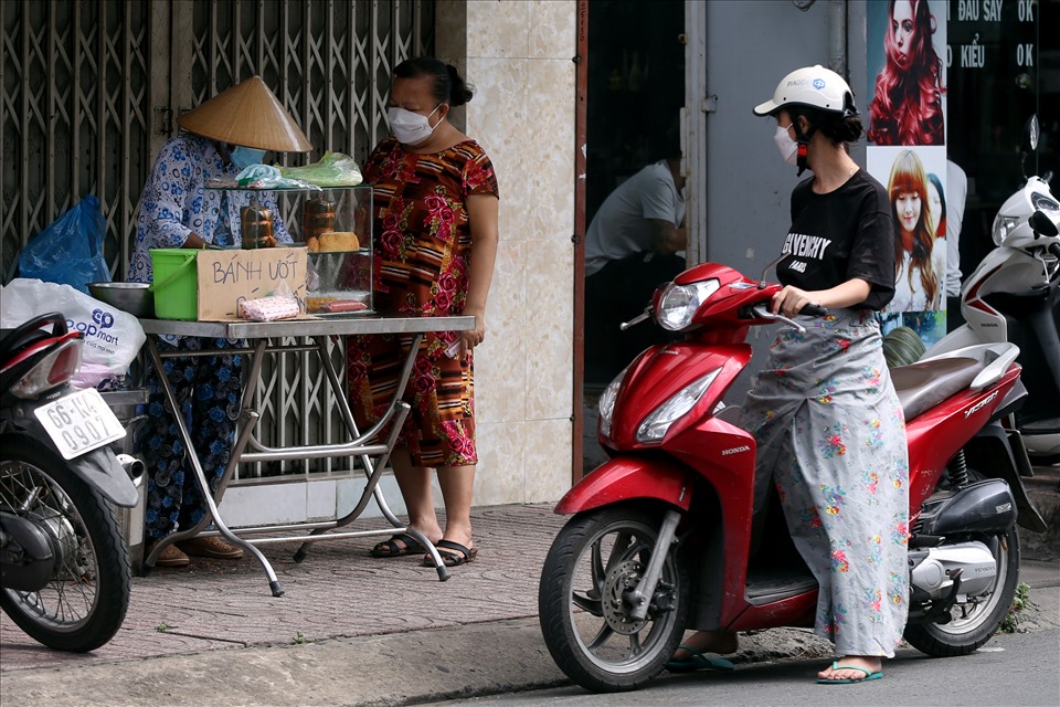 Trước đó, Quận 7 là địa phương đầu tiên gửi đề xuất phương án cho thí điểm mở dịch vụ ăn uống tại chỗ nhưng chưa được UBND TPHCM chấp thuận. Hoạt động ăn uống tại chỗ là hoạt động tập trung đông người nên tới thời điểm hiện nay thành phố chưa có chủ trương mở lại.