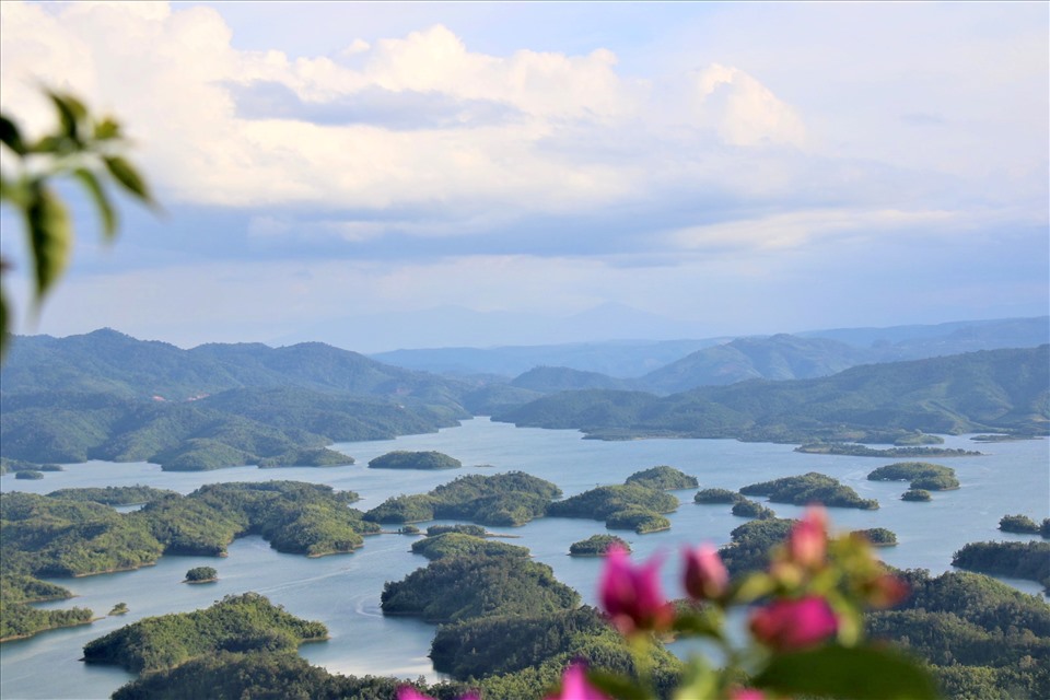 Hồ Tà Đùng với hơn 40 hòn đảo lớn nhỏ được xem là điểm đến hấp dẫn cho nhà đầu tư.