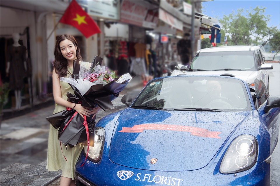 Hoa hậu Đỗ Mỹ Linh đón một sinh nhật với toàn hoa tươi. Ảnh: NVCC.