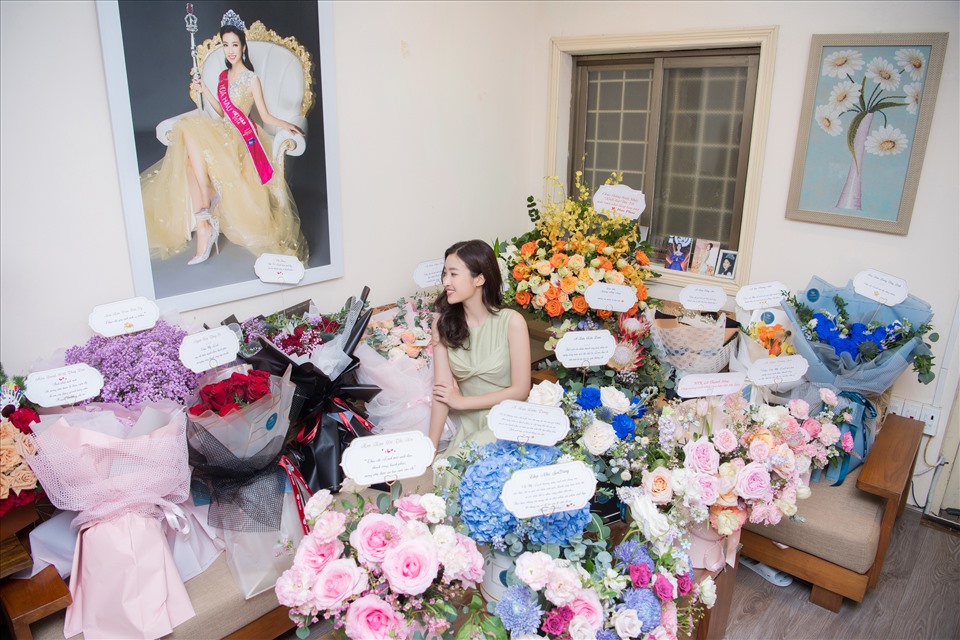 Hoa hậu Đỗ Mỹ Linh đón một sinh nhật với toàn hoa tươi. Ảnh: NVCC.