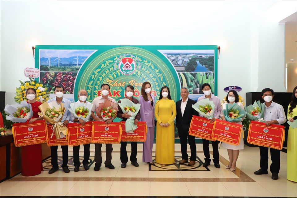 Phó chủ tịch UBND tỉnh Đắk Nông Tôn Thị Ngọc Hạnh (áo dài vàng), Hoa hậu Khánh Ngân và các đại biểu tham gia chương trình Khát vọng Đắk Nông.