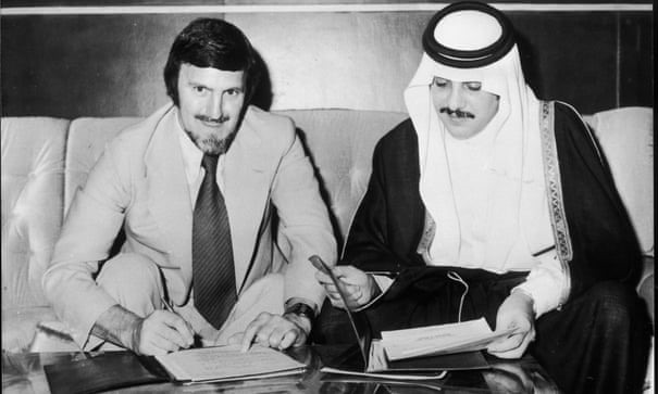 Jimmy Hill trong ngày kí hợp đồng dẫn dắt đội tuyển quốc gia Saudi Arabia năm 1970. Ảnh: AFP.